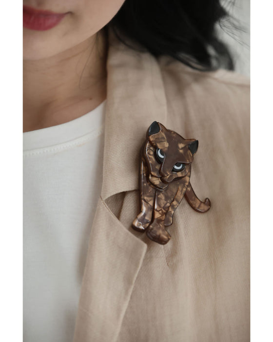 私に歩み寄るアニマルブローチ