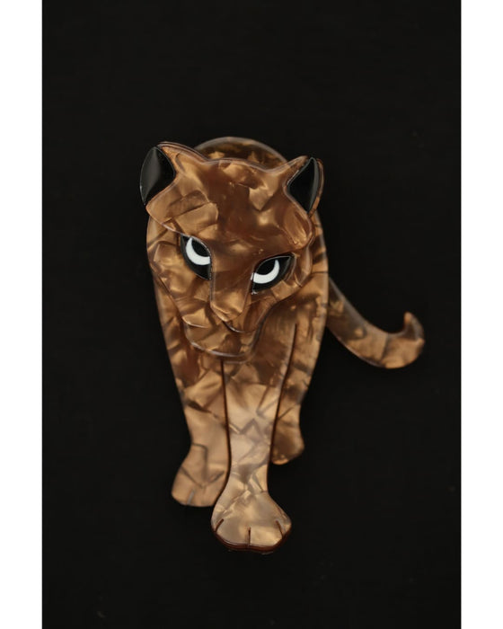 私に歩み寄るアニマルブローチ