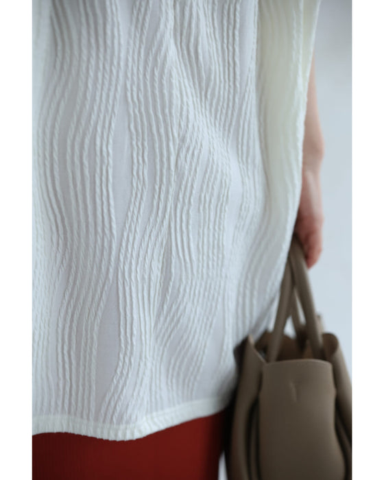 ゆったりドルマンシルエットの柔らか流線カットソートップス