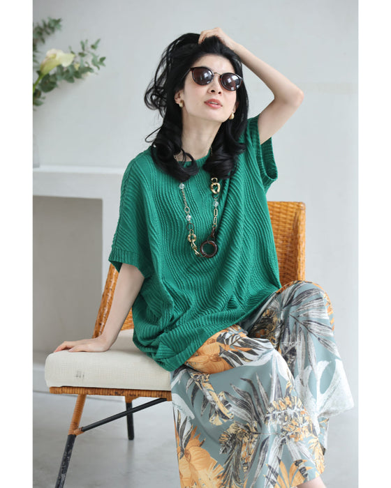 ゆったりドルマンシルエットの柔らか流線カットソートップス