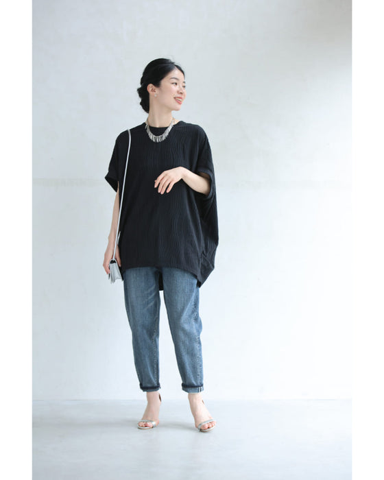 ゆったりドルマンシルエットの柔らか流線カットソートップス