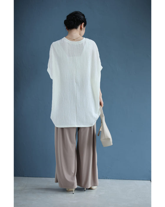 ゆったりドルマンシルエットの柔らか流線カットソートップス