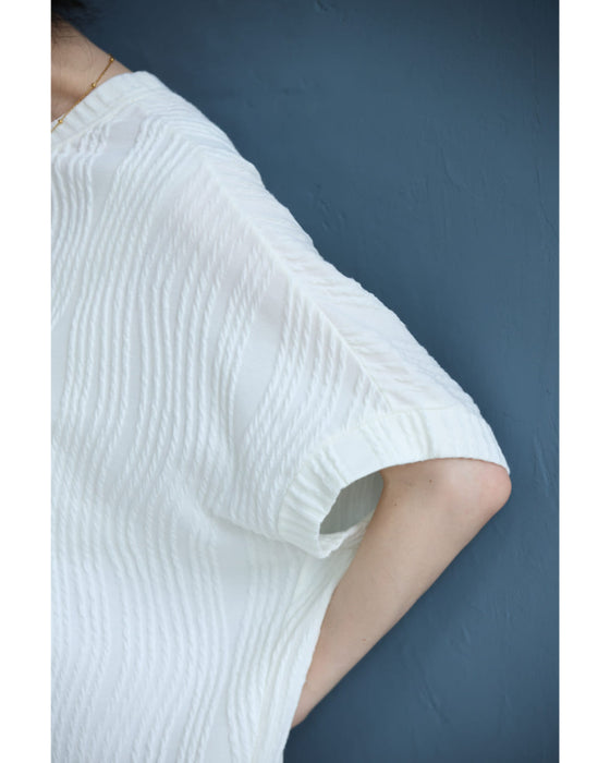 ゆったりドルマンシルエットの柔らか流線カットソートップス