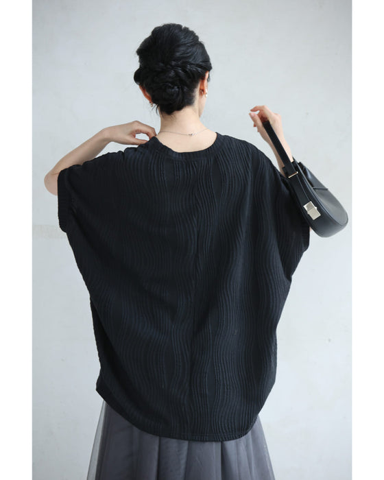 ゆったりドルマンシルエットの柔らか流線カットソートップス