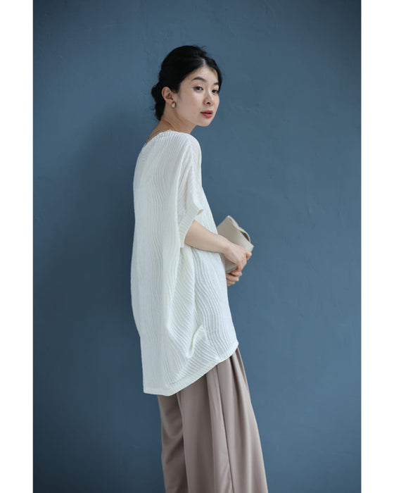 ゆったりドルマンシルエットの柔らか流線カットソートップス