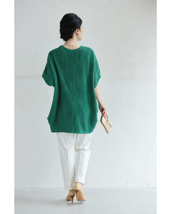 ゆったりドルマンシルエットの柔らか流線カットソートップス