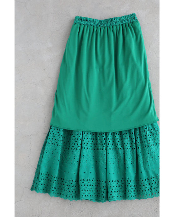 鮮やかグリーンのパンチングレースミディアムスカート(紐付き)