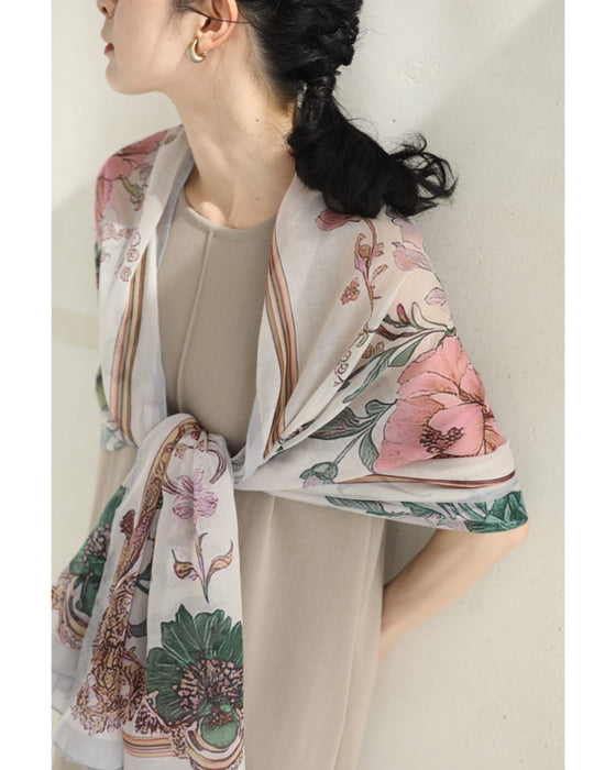 優美な花に包まれる。ふんわり柔らかなシアーストール