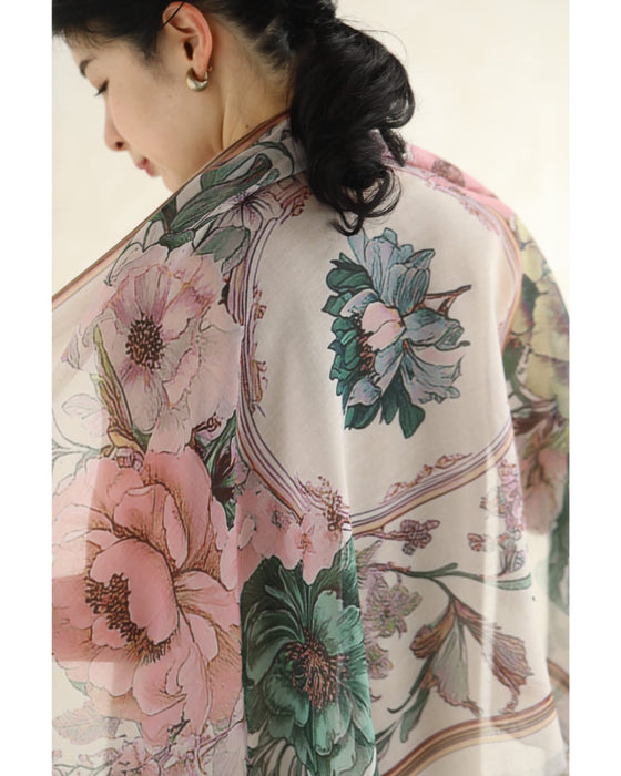 優美な花に包まれる。ふんわり柔らかなシアーストール