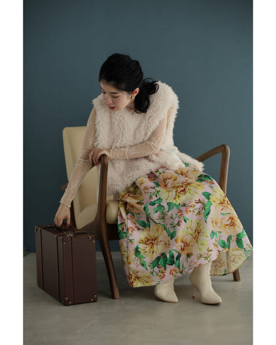 ペールピンクのロマンティックな花柄タックミディアムスカート