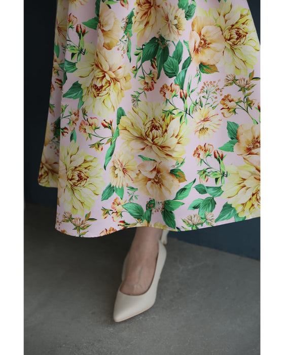 ペールピンクのロマンティックな花柄タックミディアムスカート