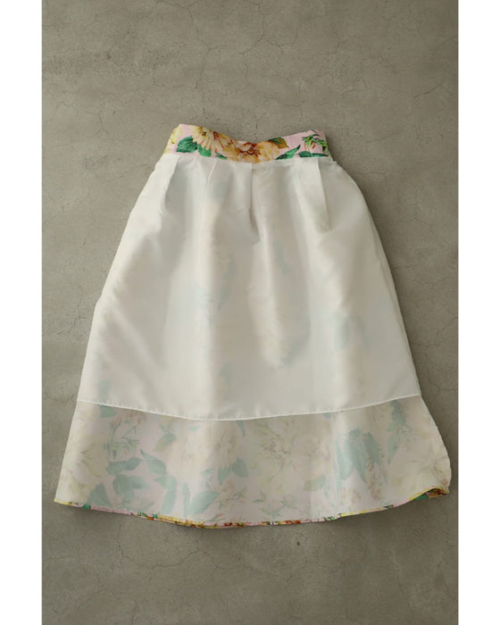 ペールピンクのロマンティックな花柄タックミディアムスカート