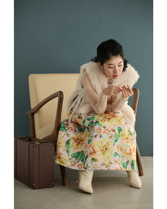 ペールピンクのロマンティックな花柄タックミディアムスカート