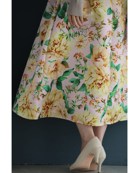 ペールピンクのロマンティックな花柄タックミディアムスカート