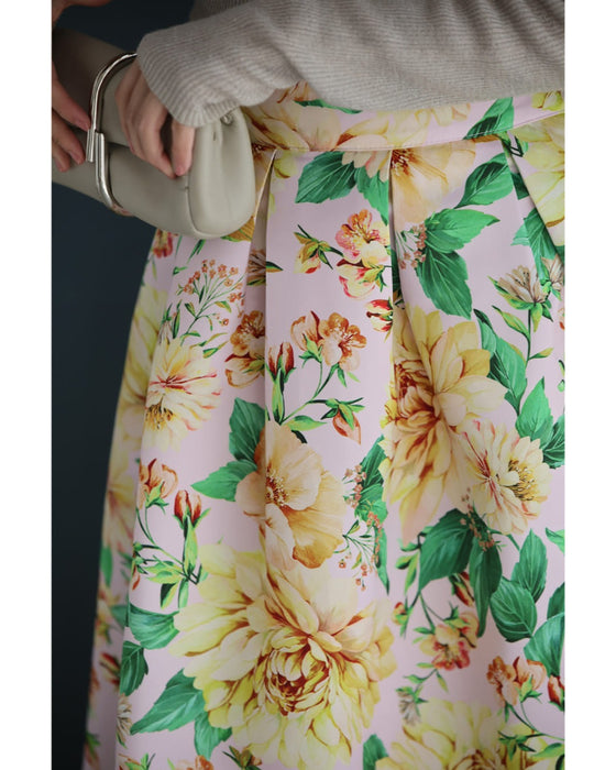 ペールピンクのロマンティックな花柄タックミディアムスカート