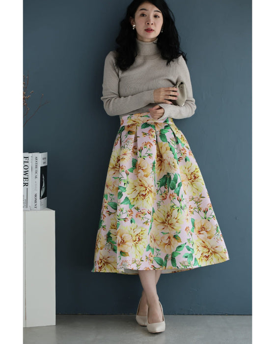 ペールピンクのロマンティックな花柄タックミディアムスカート