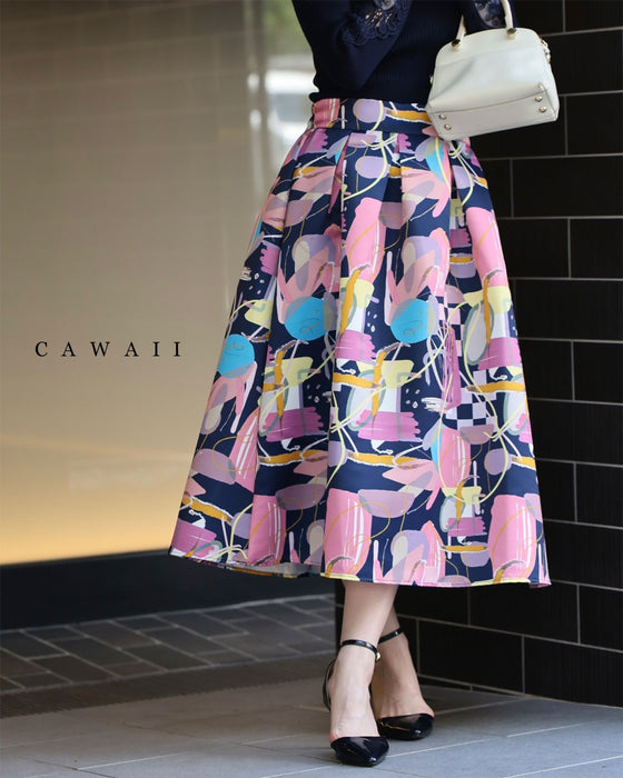 アーティスティックな世界観広がるタックミディアムスカート