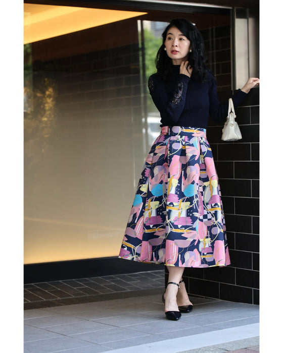 アーティスティックな世界観広がるタックミディアムスカート