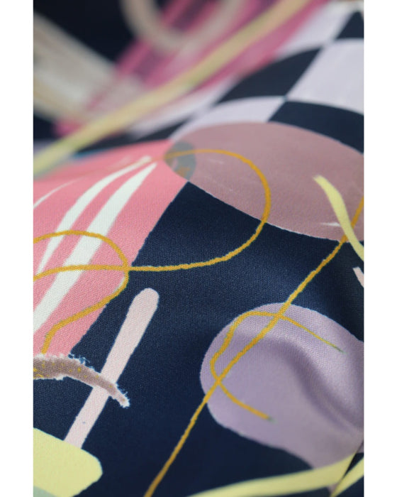 アーティスティックな世界観広がるタックミディアムスカート