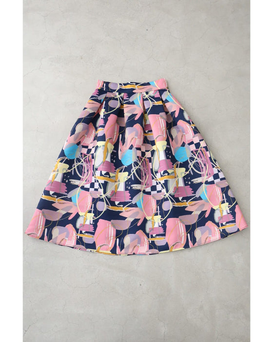 アーティスティックな世界観広がるタックミディアムスカート