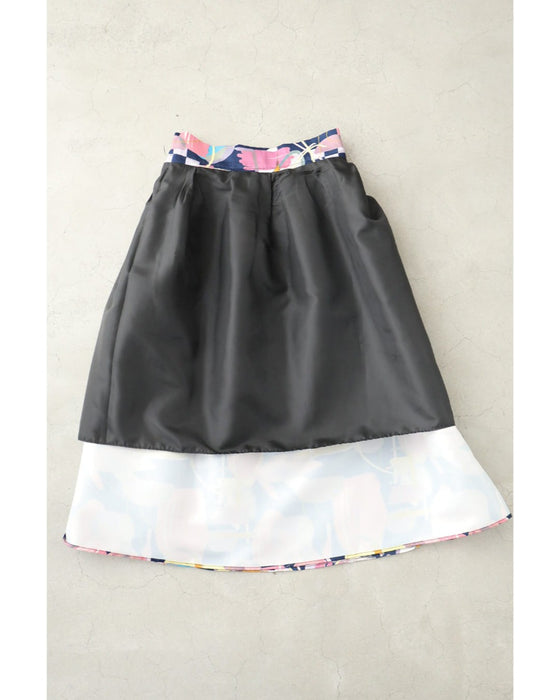 アーティスティックな世界観広がるタックミディアムスカート