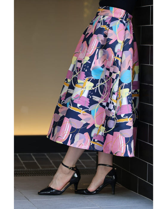 アーティスティックな世界観広がるタックミディアムスカート