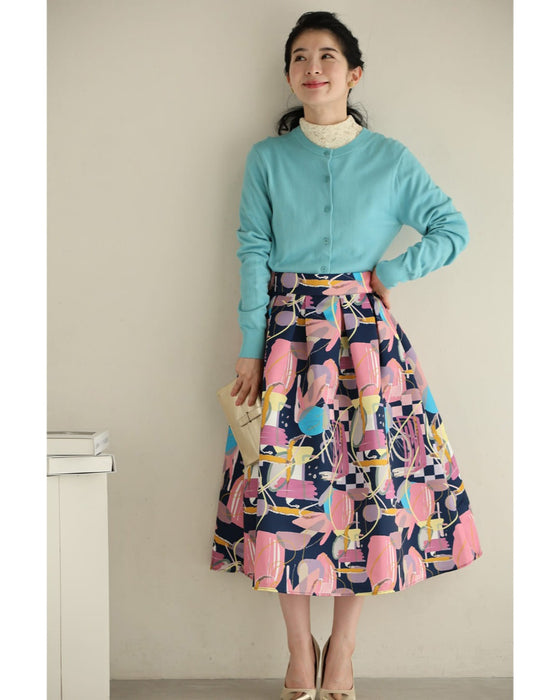 アーティスティックな世界観広がるタックミディアムスカート