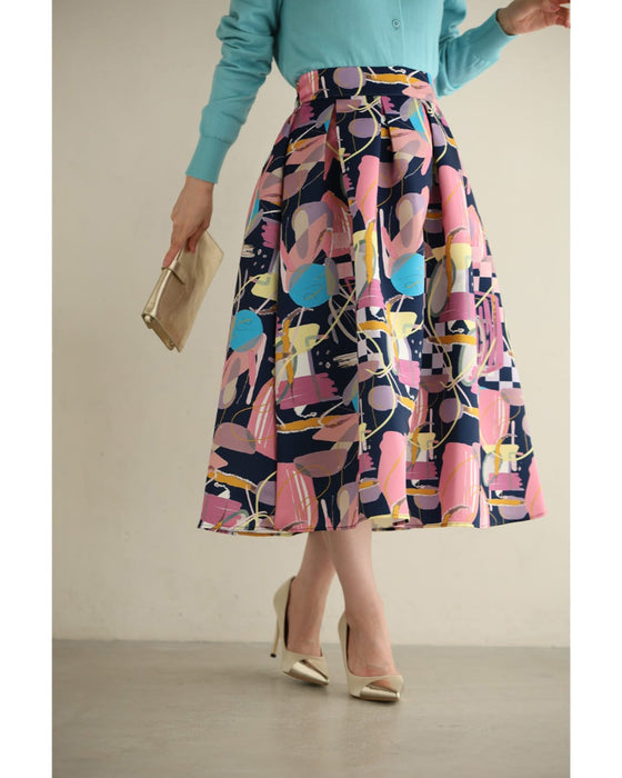 アーティスティックな世界観広がるタックミディアムスカート