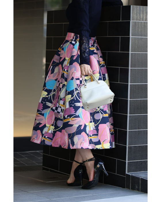 アーティスティックな世界観広がるタックミディアムスカート