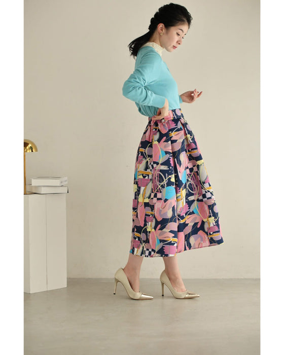 アーティスティックな世界観広がるタックミディアムスカート
