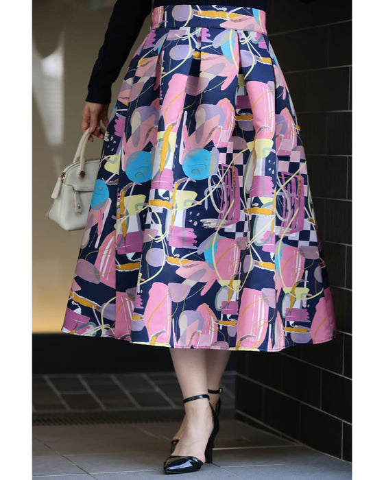 アーティスティックな世界観広がるタックミディアムスカート