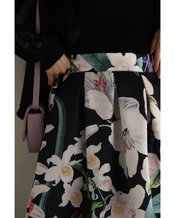 高貴な花が咲くタックミディアムスカート