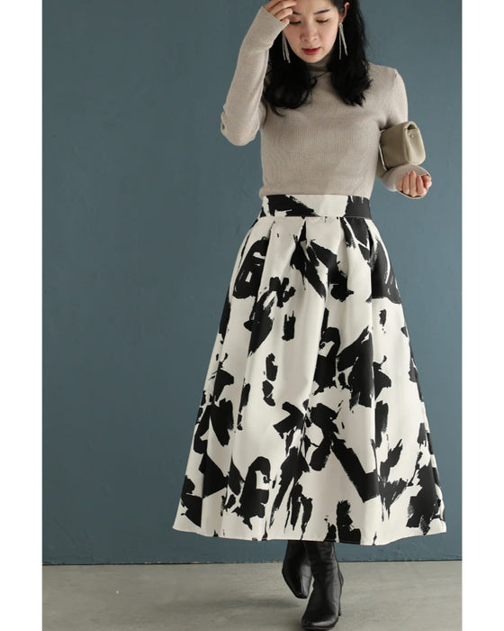 モードなペイントアートのタックミディアムスカート