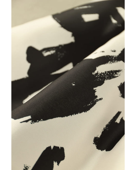 モードなペイントアートのタックミディアムスカート