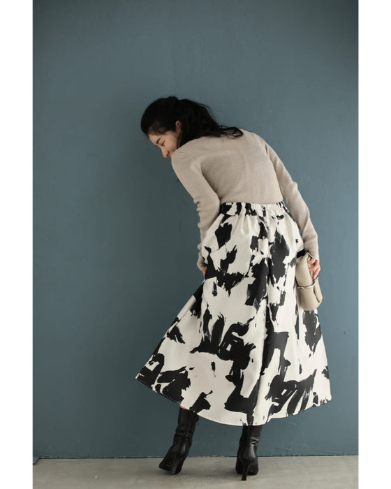 モードなペイントアートのタックミディアムスカート