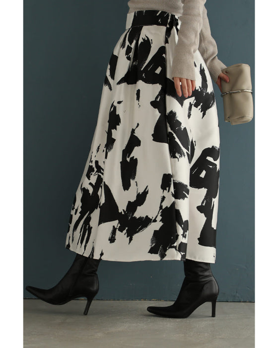 モードなペイントアートのタックミディアムスカート