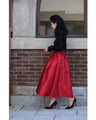 ラグジュアリーな艶紅タックミディアムスカート