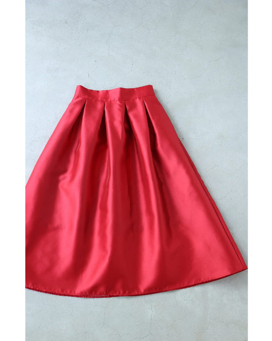 ラグジュアリーな艶紅タックミディアムスカート