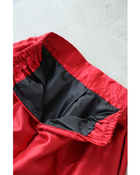 ラグジュアリーな艶紅タックミディアムスカート