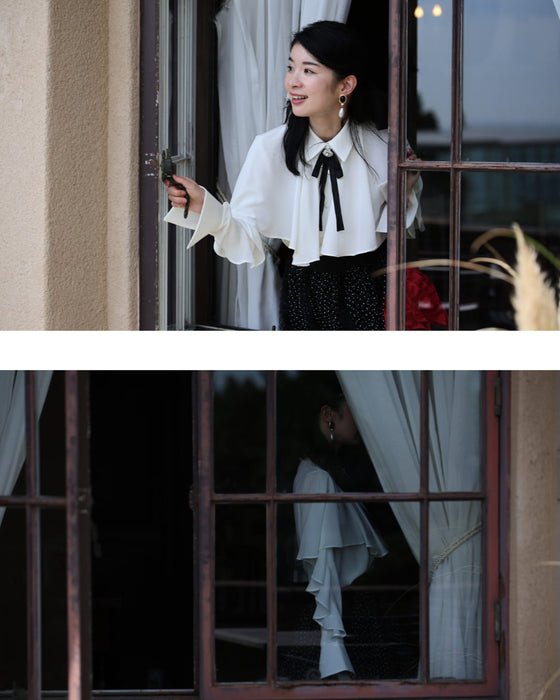 流れるようなフレアのクラシカルブラウストップス(ブローチ付き)