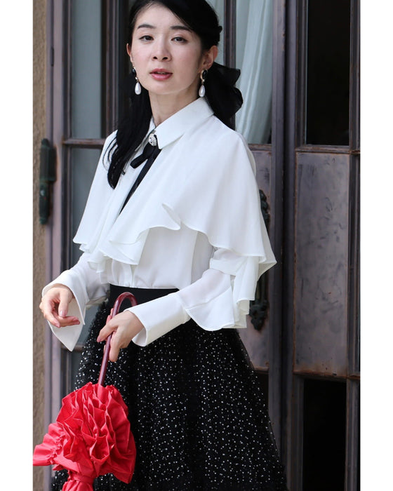 流れるようなフレアのクラシカルブラウストップス(ブローチ付き)