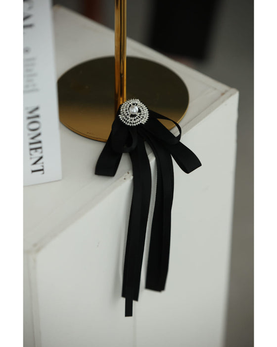 流れるようなフレアのクラシカルブラウストップス(ブローチ付き)