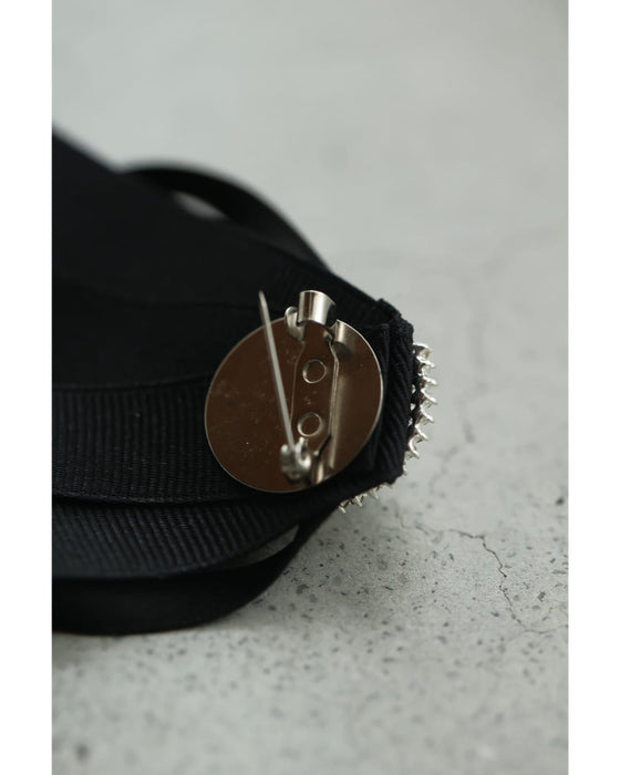 流れるようなフレアのクラシカルブラウストップス(ブローチ付き)