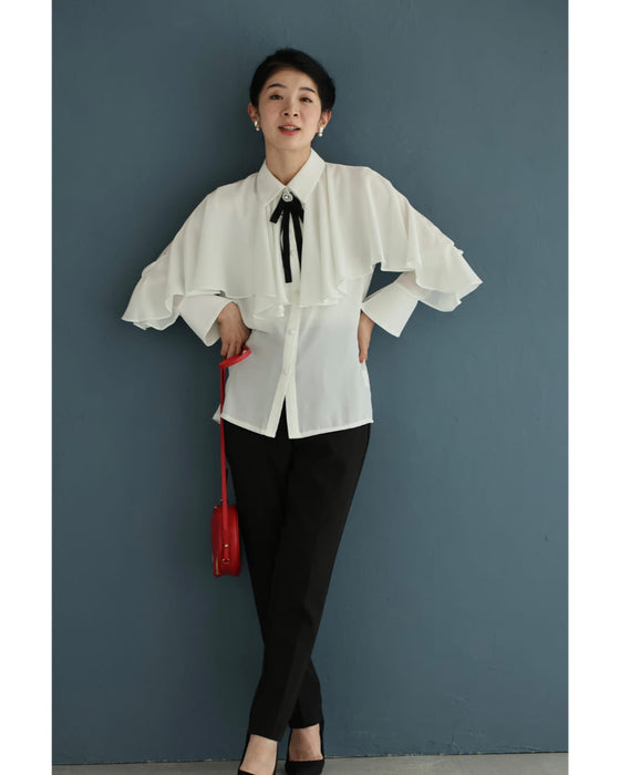 流れるようなフレアのクラシカルブラウストップス(ブローチ付き)