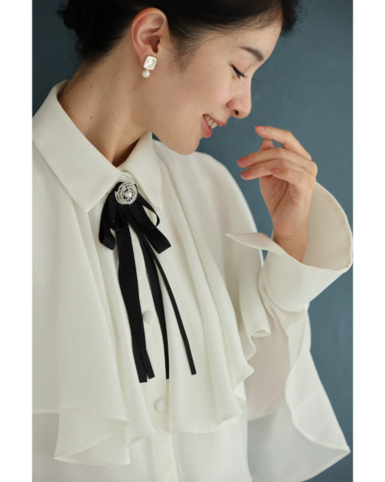流れるようなフレアのクラシカルブラウストップス(ブローチ付き)