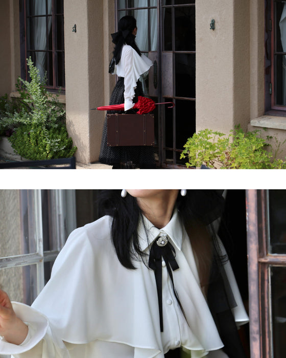 流れるようなフレアのクラシカルブラウストップス(ブローチ付き)