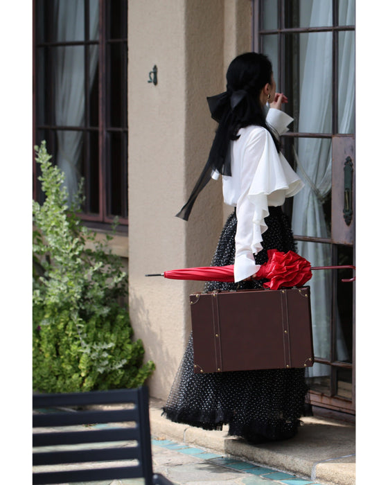 流れるようなフレアのクラシカルブラウストップス(ブローチ付き)