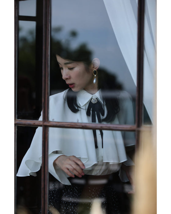 流れるようなフレアのクラシカルブラウストップス(ブローチ付き)