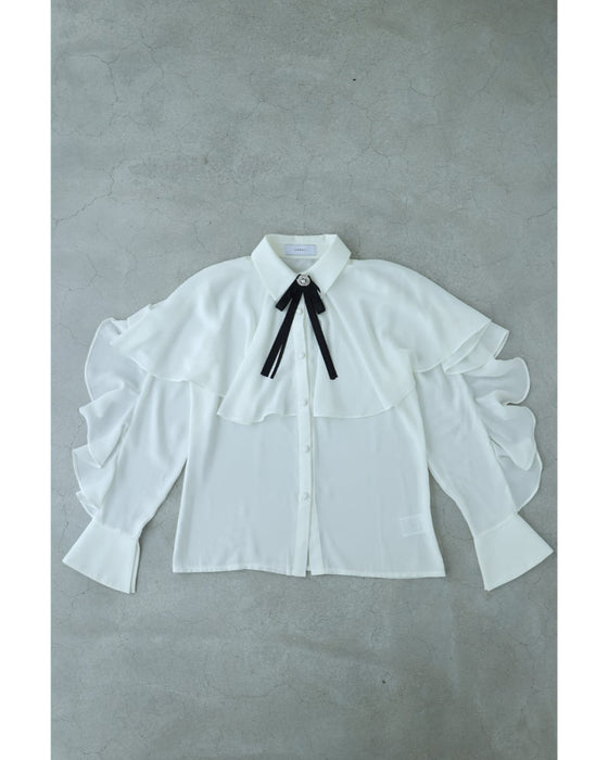 流れるようなフレアのクラシカルブラウストップス(ブローチ付き)