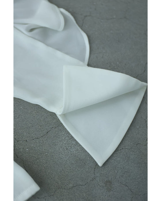 流れるようなフレアのクラシカルブラウストップス(ブローチ付き)